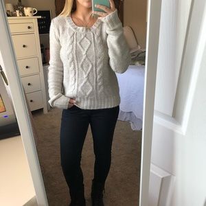 Light Gray Cable Knit Crew Neck Sweater ❄️